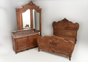 картинка Антикварный спальный гарнитур салоне старинных вещей "Шебби" являющийся официальным дистрибьютором в России и Беларуси