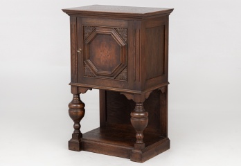 Старинный комод с колоннами и открытым нижним ярусом код. RM4100547