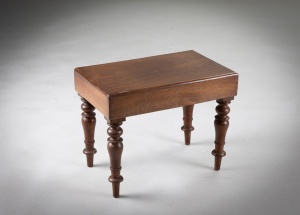 картинка Антикварный столик с ванночкой салоне старинных вещей "Шебби" являющийся официальным дистрибьютором в России и Беларуси