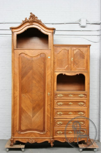 картинка Антикварный шкаф салоне старинных вещей "Шебби" являющийся официальным дистрибьютором в России и Беларуси