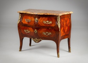 картинка Антикварный комод с бронзовыми накладками в виде растительных композиций салоне старинных вещей "Шебби" являющийся официальным дистрибьютором в России и Беларуси