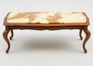 картинка Старинный столик салоне старинных вещей "Шебби" являющийся официальным дистрибьютором в России и Беларуси