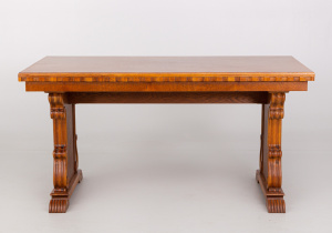 картинка Старинный стол салоне старинных вещей "Шебби" являющийся официальным дистрибьютором в России и Беларуси