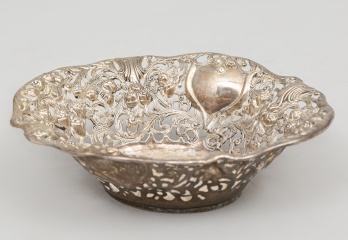 Старинная посеребренная сухарница с резными розовыми бутонами код. RM4101407