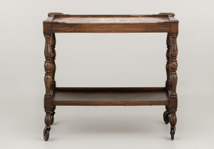 картинка Cтаринный столик салоне старинных вещей "Шебби" являющийся официальным дистрибьютором в России и Беларуси