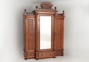 картинка Старинный шкаф салоне старинных вещей "Шебби" являющийся официальным дистрибьютором в России и Беларуси