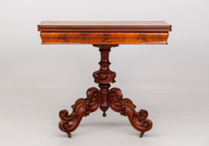 картинка Антикварный кофейный столик салоне старинных вещей "Шебби" являющийся официальным дистрибьютором в России и Беларуси