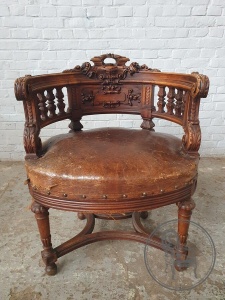 картинка Антикварное кресло со спинкой, декорированной резными балюстрадами, картушами и дубовыми листьями салоне старинных вещей "Шебби" являющийся официальным дистрибьютором в России и Беларуси