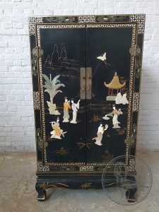 картинка Старинный китайский комод с росписью и инкрустацией салоне старинных вещей "Шебби" являющийся официальным дистрибьютором в России и Беларуси