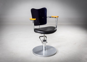 Старинное парикмахерское кресло с элементами индустриального дизайна. код. RM4165882
