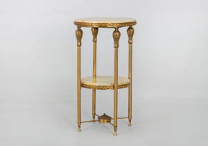 картинка Антикварная подставка салоне старинных вещей "Шебби" являющийся официальным дистрибьютором в России и Беларуси