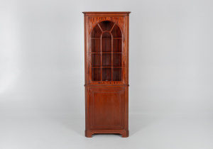 картинка Старинный угловой посудный шкаф салоне старинных вещей "Шебби" являющийся официальным дистрибьютором в России и Беларуси