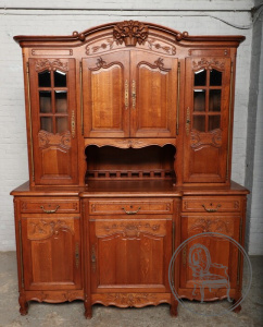 картинка Антикварный дубовый буфет в рокайльном стиле салоне старинных вещей "Шебби" являющийся официальным дистрибьютором в России и Беларуси