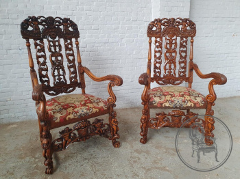 Антикварные кресла (2 шт.) из ореха с гобеленовой обивкой и объемной резьбой код. BE3259432