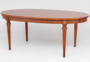 картинка Старинный овальный стол на изящных ножках, декорированных латунными вставками салоне старинных вещей "Шебби" являющийся официальным дистрибьютором в России и Беларуси