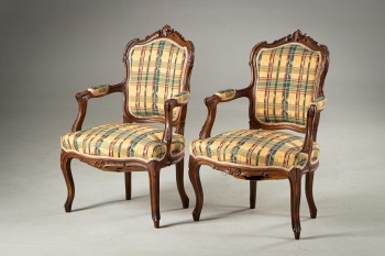 Пара старинных резных кресел код. RM4101639