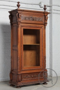 картинка Антикварная резная витрина салоне старинных вещей "Шебби" являющийся официальным дистрибьютором в России и Беларуси