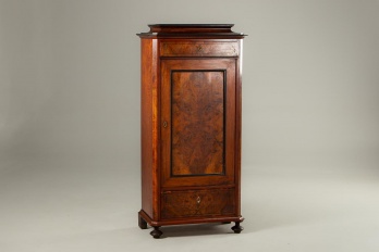 Антикварный ореховый посудный шкаф в классическом стиле код. RM4101538