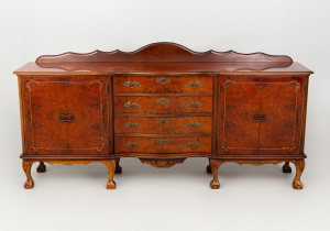 картинка Старинный комод в стиле Чиппендейл салоне старинных вещей "Шебби" являющийся официальным дистрибьютором в России и Беларуси