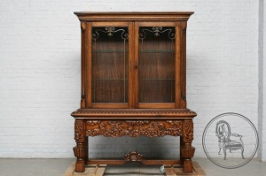 картинка Старинная дубовая витрина с высоким резным подножьем салоне старинных вещей "Шебби" являющийся официальным дистрибьютором в России и Беларуси