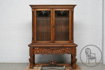 Старинная дубовая витрина с высоким резным подножьем код. BE4097692