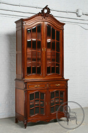 Антикварная витрина из красного дерева со стеклянными фасадами код. BE107538
