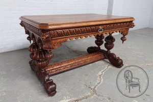 картинка Антикварный дубовый письменный стол на "коньках" восьмигранной формы декорированный объемной резьбой салоне старинных вещей "Шебби" являющийся официальным дистрибьютором в России и Беларуси