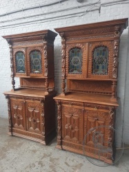 Пара антикварных буфетов с резьбой и витражными стеклами код. BE4117997