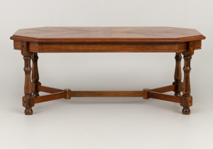 картинка Cтаринный столик салоне старинных вещей "Шебби" являющийся официальным дистрибьютором в России и Беларуси