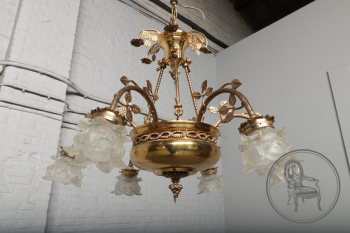 Старинная бронзовая люстра со стеклянными плафонами в форме цветов код. BE70939