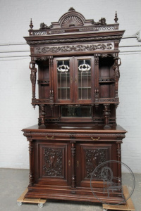 картинка Антикварный буфет в стиле ренессанс с антропоморфными колоннами салоне старинных вещей "Шебби" являющийся официальным дистрибьютором в России и Беларуси