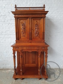 Антикварный ореховый поставец с резьбой на мифологический сюжет и подписью изготовителя код. BE4160901