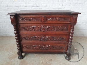 картинка Антикварный дубовый комод с витыми колоннами салоне старинных вещей "Шебби" являющийся официальным дистрибьютором в России и Беларуси