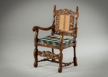 Старинное дубовое кресло с резной нижней частью код. RM4128913