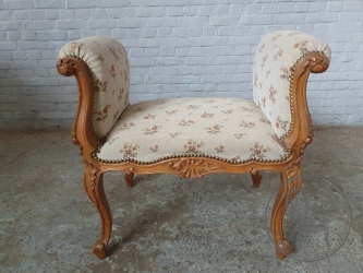 Антикварная ореховая скамейка с обивкой в цветочек код. BE4132263