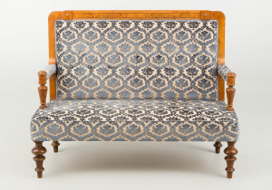 картинка Антикварная скамейка салоне старинных вещей "Шебби" являющийся официальным дистрибьютором в России и Беларуси