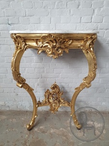 картинка Антикварная французская золоченая консоль с мрамором салоне старинных вещей "Шебби" являющийся официальным дистрибьютором в России и Беларуси