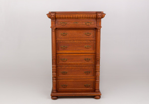 картинка Антикварный комод салоне старинных вещей "Шебби" являющийся официальным дистрибьютором в России и Беларуси