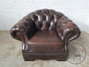 картинка Старинное кресло Честерфилд с ромбовидной стяжкой и металлическими заклепками салоне старинных вещей "Шебби" являющийся официальным дистрибьютором в России и Беларуси