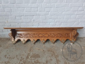 картинка Старинная настенная вешалка с витиеватой резьбой салоне старинных вещей "Шебби" являющийся официальным дистрибьютором в России и Беларуси