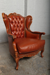 Старинное кожаное кресло с каркасом из ореха и каретной стяжкой код. BE3259410