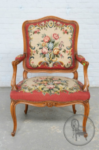 картинка Антикварное кресло салоне старинных вещей "Шебби" являющийся официальным дистрибьютором в России и Беларуси