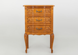 картинка Старинная тумбочка салоне старинных вещей "Шебби" являющийся официальным дистрибьютором в России и Беларуси