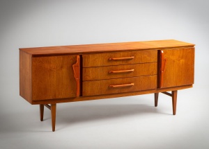 картинка Старинный английский комод из тика с открытыми полками салоне старинных вещей "Шебби" являющийся официальным дистрибьютором в России и Беларуси