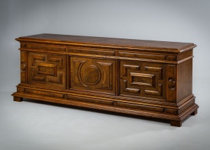 картинка Антикварный немецкий комод салоне старинных вещей "Шебби" являющийся официальным дистрибьютором в России и Беларуси