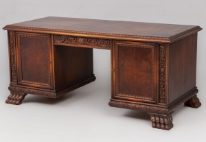 картинка Антикварный письменный стол на звериных лапах салоне старинных вещей "Шебби" являющийся официальным дистрибьютором в России и Беларуси