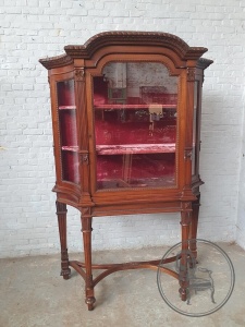 Антикварная витрина с гнутыми боковыми стеклами код. BE4165264