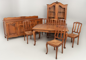 картинка Старинный столовый гарнитур салоне старинных вещей "Шебби" являющийся официальным дистрибьютором в России и Беларуси