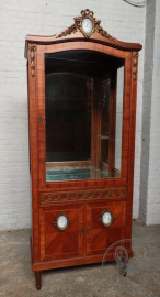 Антикварная витрина, декорированная фарфоровыми медальонами с античным сюжетом код. BE106988