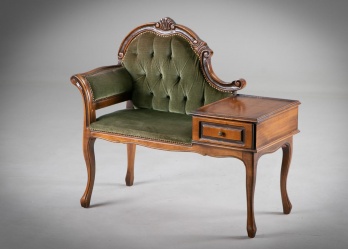 Старинная скамья для с выдвижным ящиком, обитая зеленым бархатом с каретной стяжкой код. RM4165616